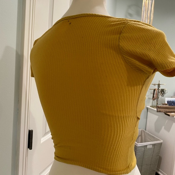 GARAGE WRAP CROP TOP - Picture 2 of 4